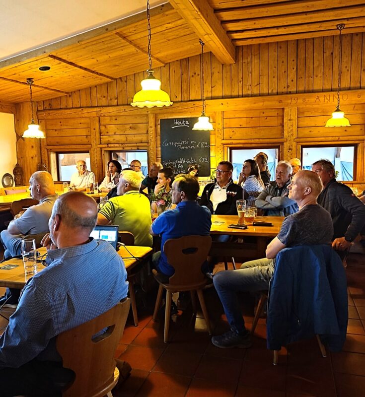 Großes Interesse beim Energiestammtisch zum Thema „Strom speichern, intelligent nutzen – Batteriespeicher & Energiesteuerung einfach erklärt“