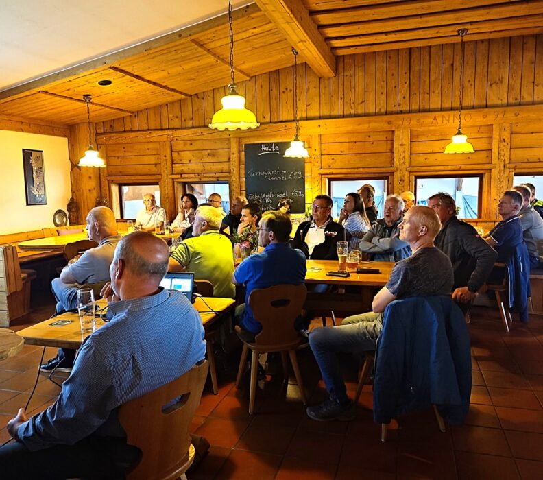Großes Interesse beim Energiestammtisch zum Thema „Strom speichern, intelligent nutzen – Batteriespeicher & Energiesteuerung einfach erklärt“